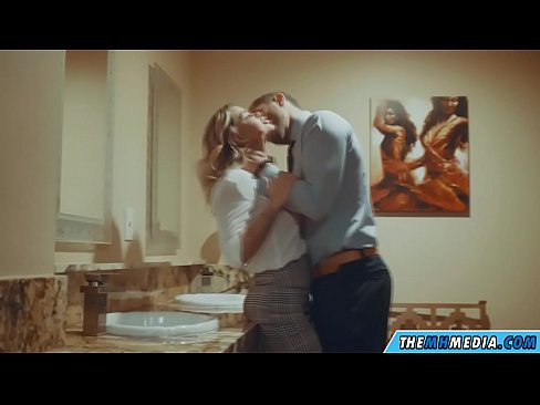 ❤️ Pamene blonde wabusty akunyengererani m'chimbudzi cha anthu onse Zolaula pa ny.porngifmag.ru ️❤